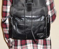 Damenrucksack aus schwarzem Leder